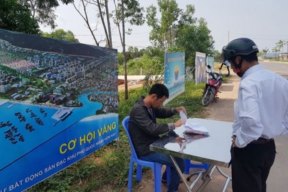 Đặt bàn ngay lề đường để giao dịch bất động sản.