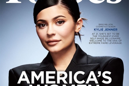 Tạp chí Forbes vừa vinh danh Kylie Jenner là người trẻ nhất trong bảng xếp hạng Những phụ nữ tự thân kiếm tiền giàu nhất nước Mỹ. Không chỉ vậy, ngôi sao 20 tuổi còn được tạp chí này dự đoán sẽ trở thành tỷ phú tự thân trẻ nhất thế giới vào năm sau,