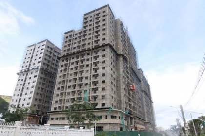 Dự án chậm bàn giao nhà là chuyện khá phổ biến trên thị trường địa ốc hiện nay. Nhưng việc chính quyền vào cuộc và phạt hành chính với mức phạt lên đến 275 triệu lại là chuyện hy hữu.