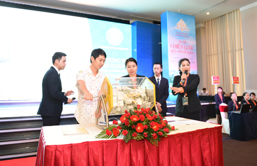1-000-nguoi-du-mo-ban-can-ho-huong-song-phu-my-hung