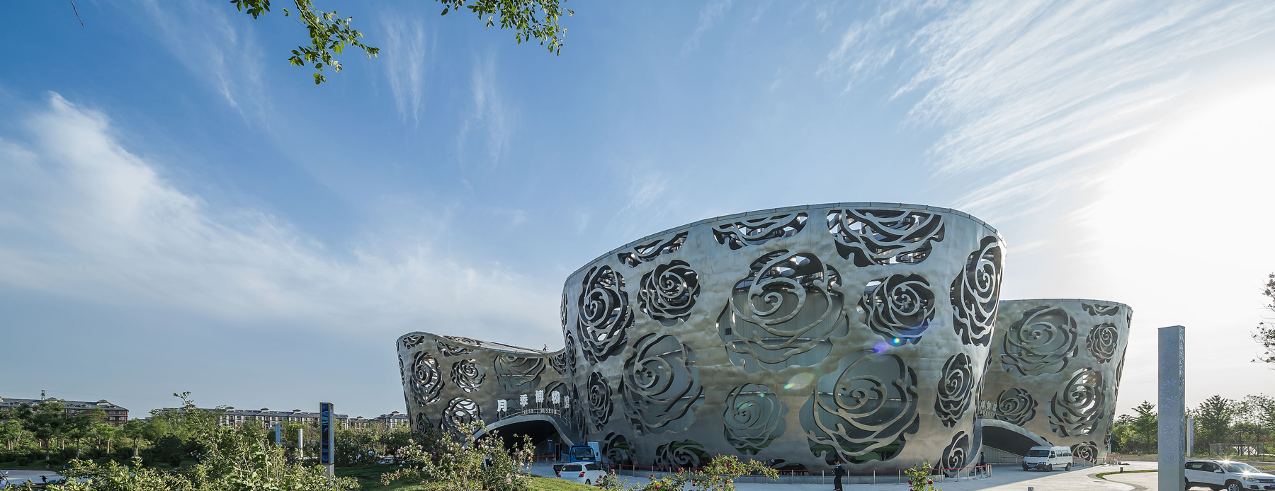 dinh_cao_kien_truc_chau_a_bao_tang_hoa_hong_bac_kinh__1