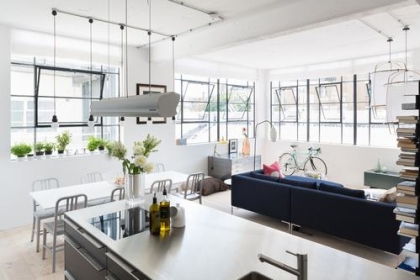 Căn hộ gác mái kiểu dáng công nghiệp đầy màu sắc ở London