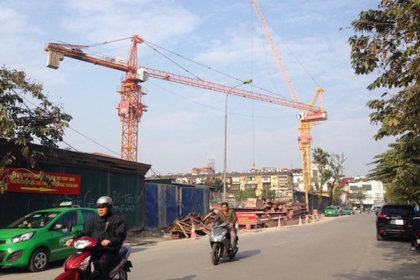 Hà Nội: Hãi hùng loạt cẩu tháp “tử thần” lơ lửng trên đầu người dân
